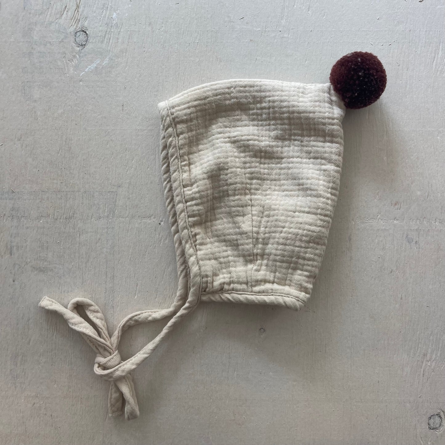 Bonnet en mousseline 3-6M, par Quincy Mae