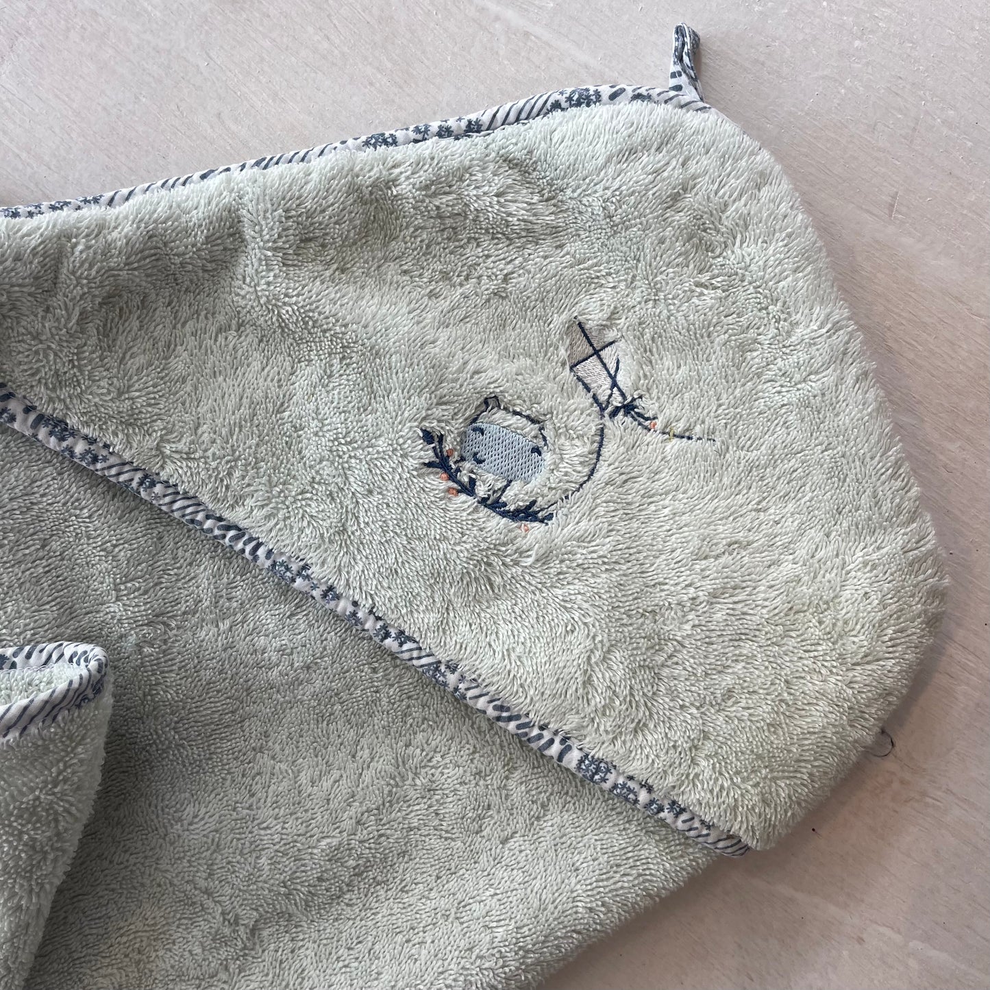 Serviette de bain, par Carré blanc