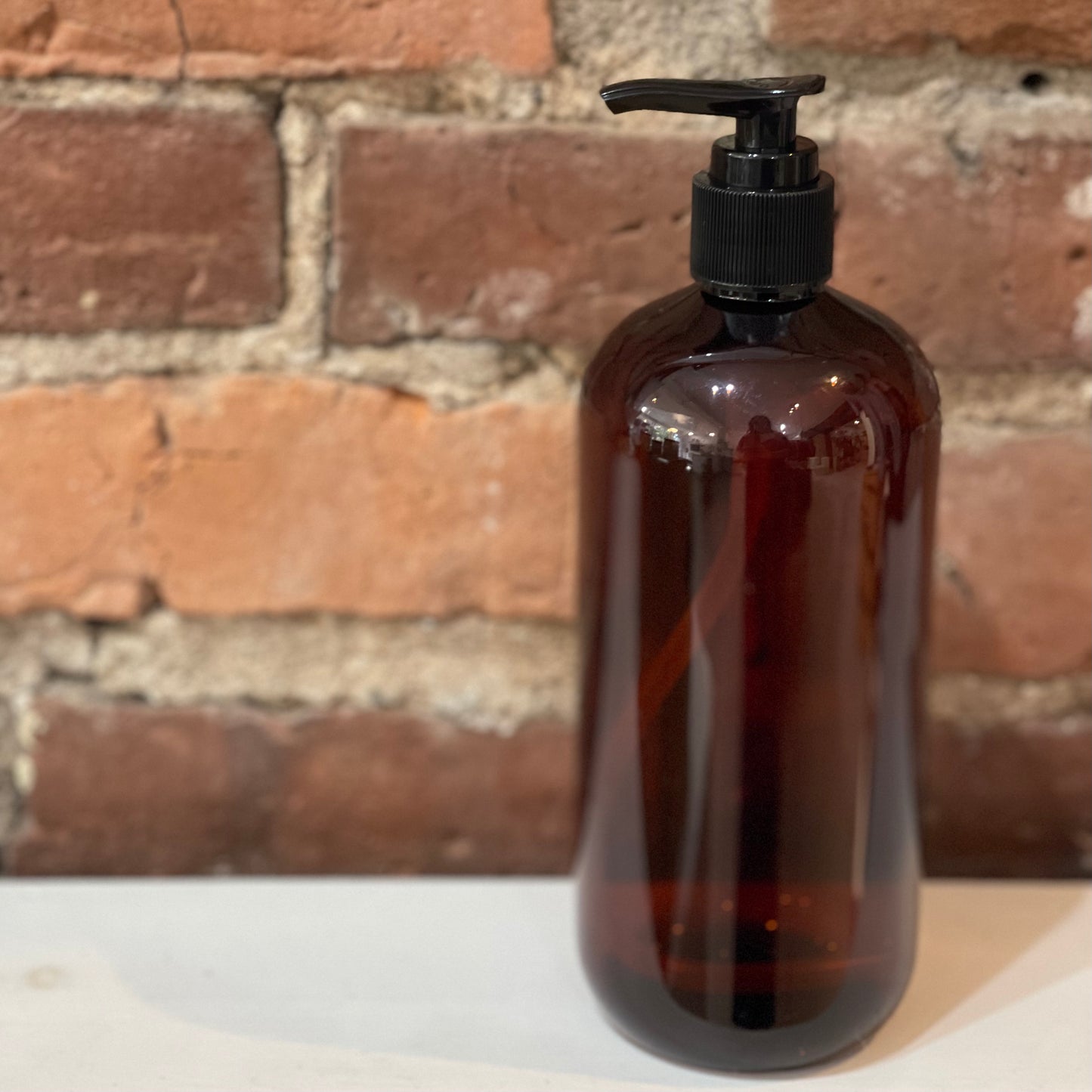 Bouteille en plastique ambré à pompe