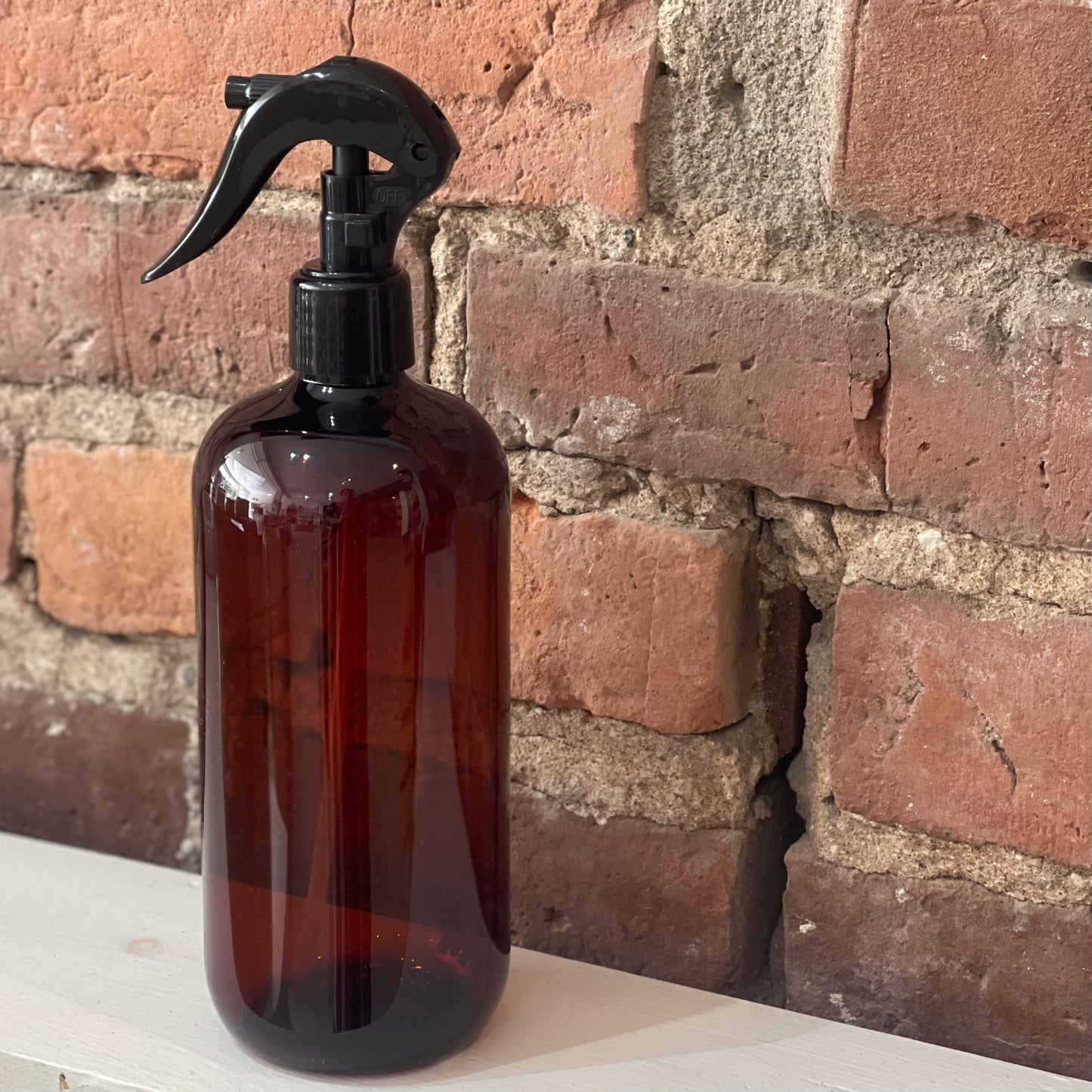 Bouteille en plastique ambré à vaporisateur