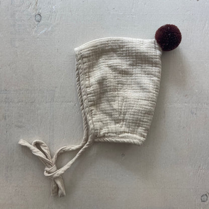 Bonnet en mousseline 3-6M, par Quincy Mae