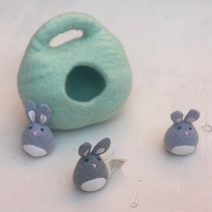 Jeu 3 lapins dans panier de feutre, par Lovevery