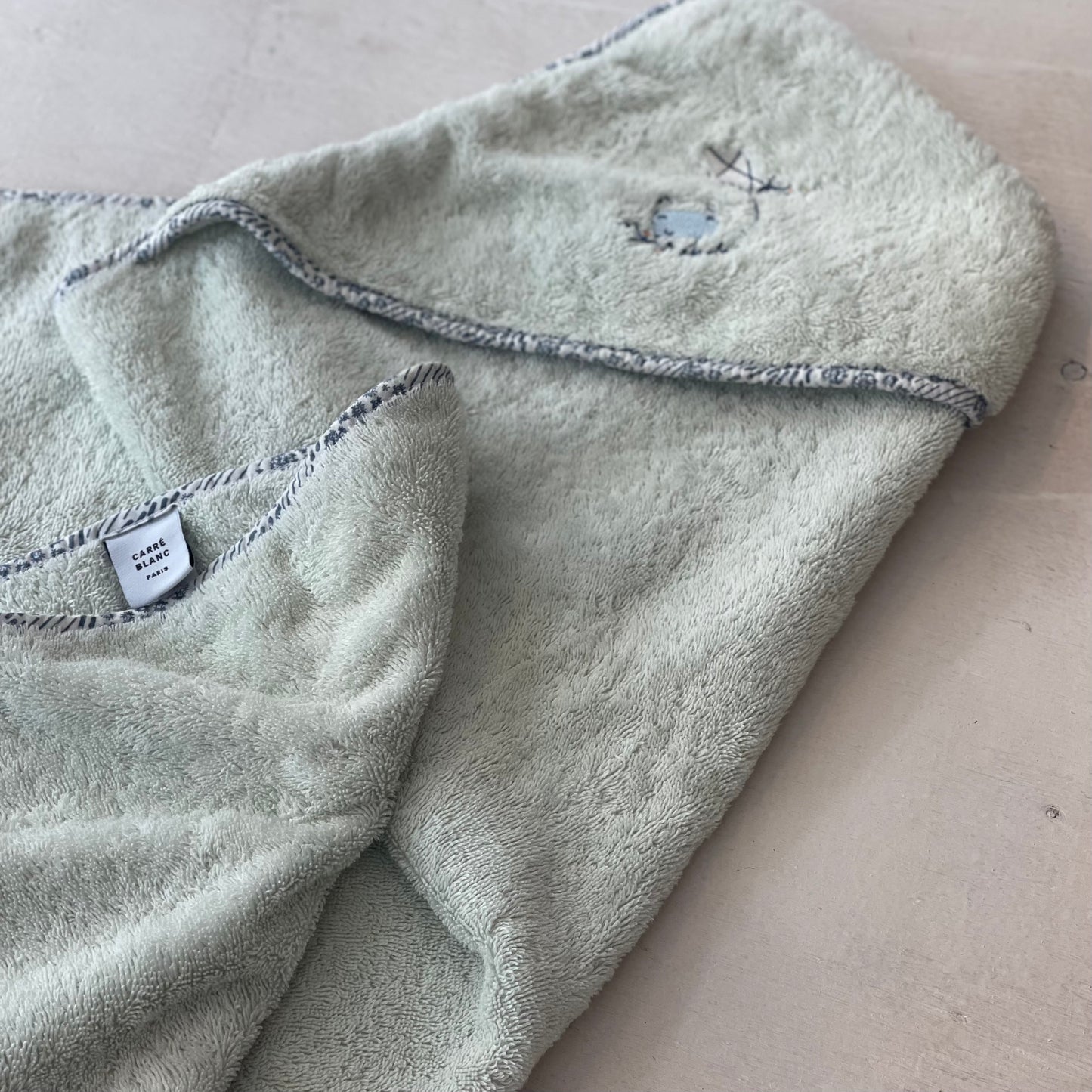 Serviette de bain, par Carré blanc