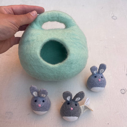 Jeu 3 lapins dans panier de feutre, par Lovevery