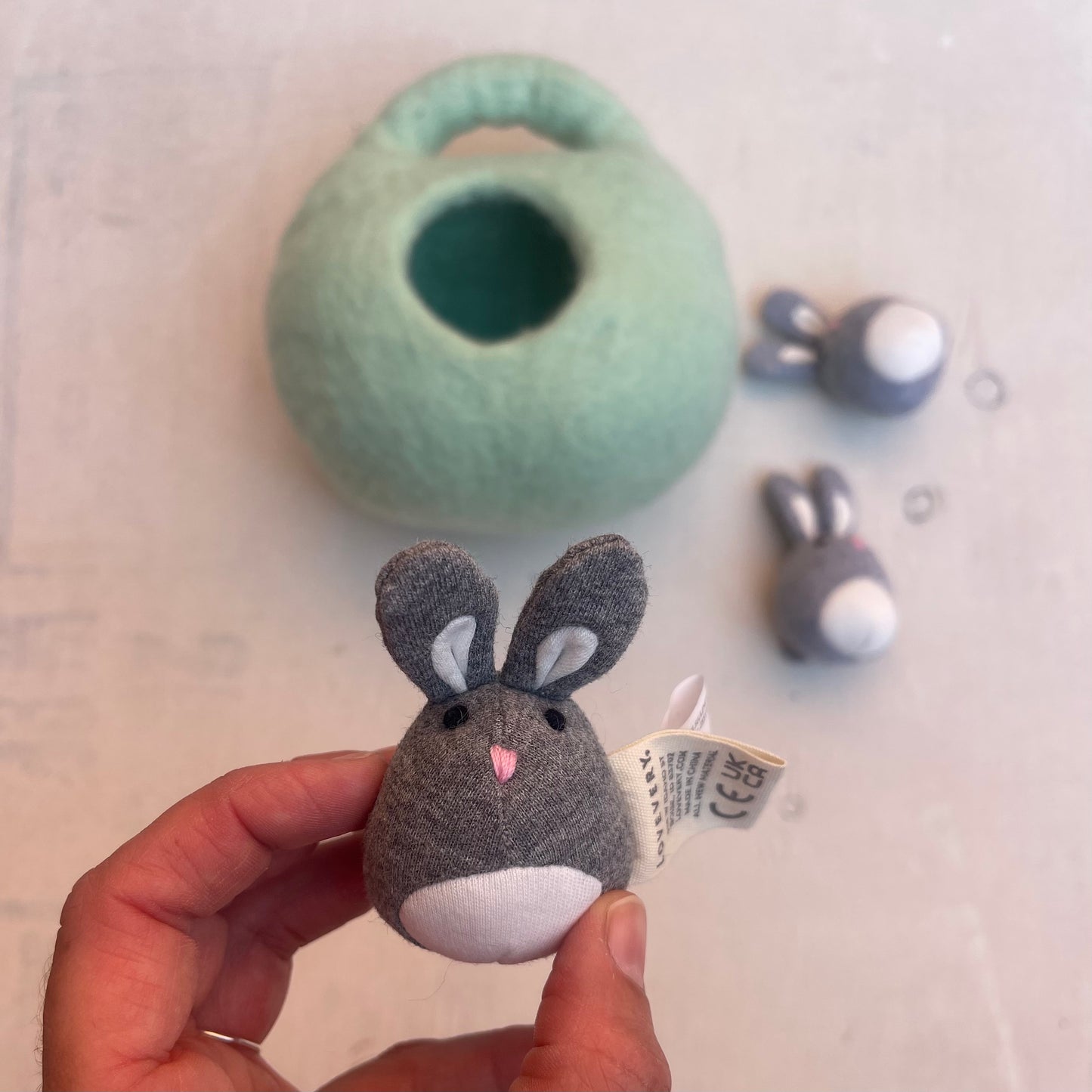 Jeu 3 lapins dans panier de feutre, par Lovevery
