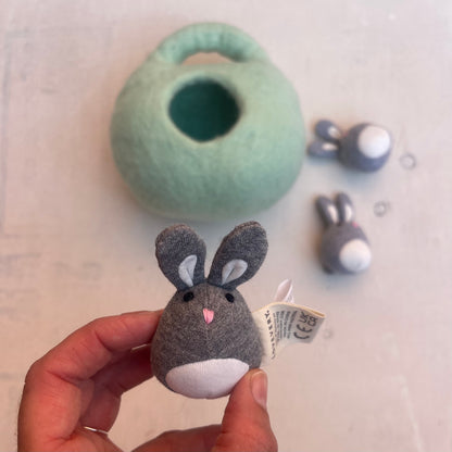 Jeu 3 lapins dans panier de feutre, par Lovevery