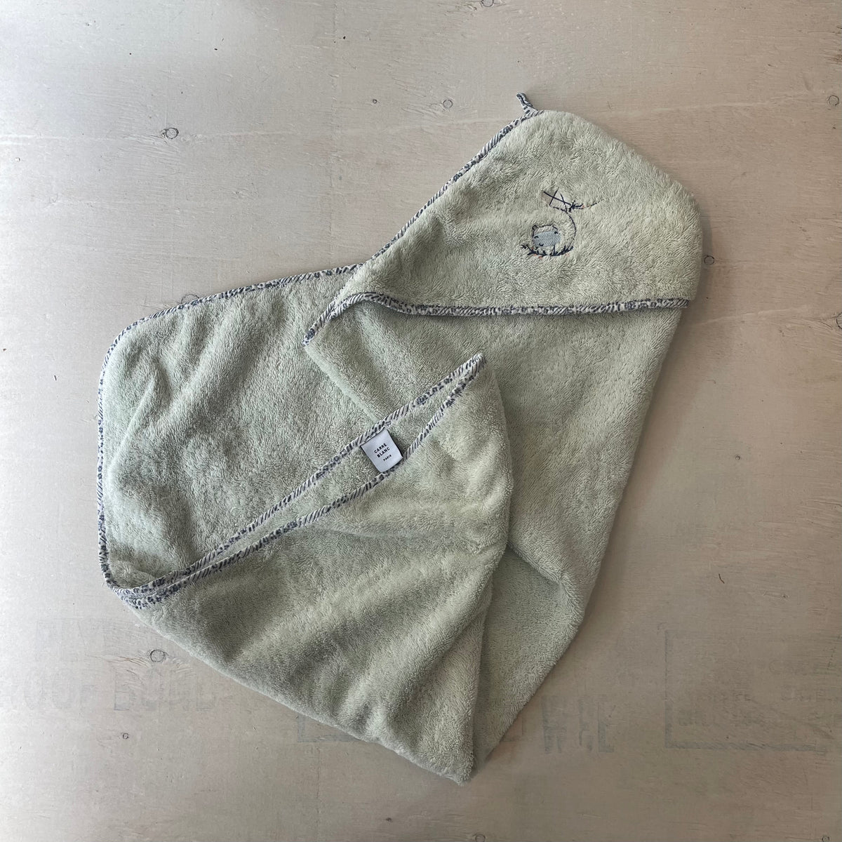 Serviette de bain, par Carré blanc