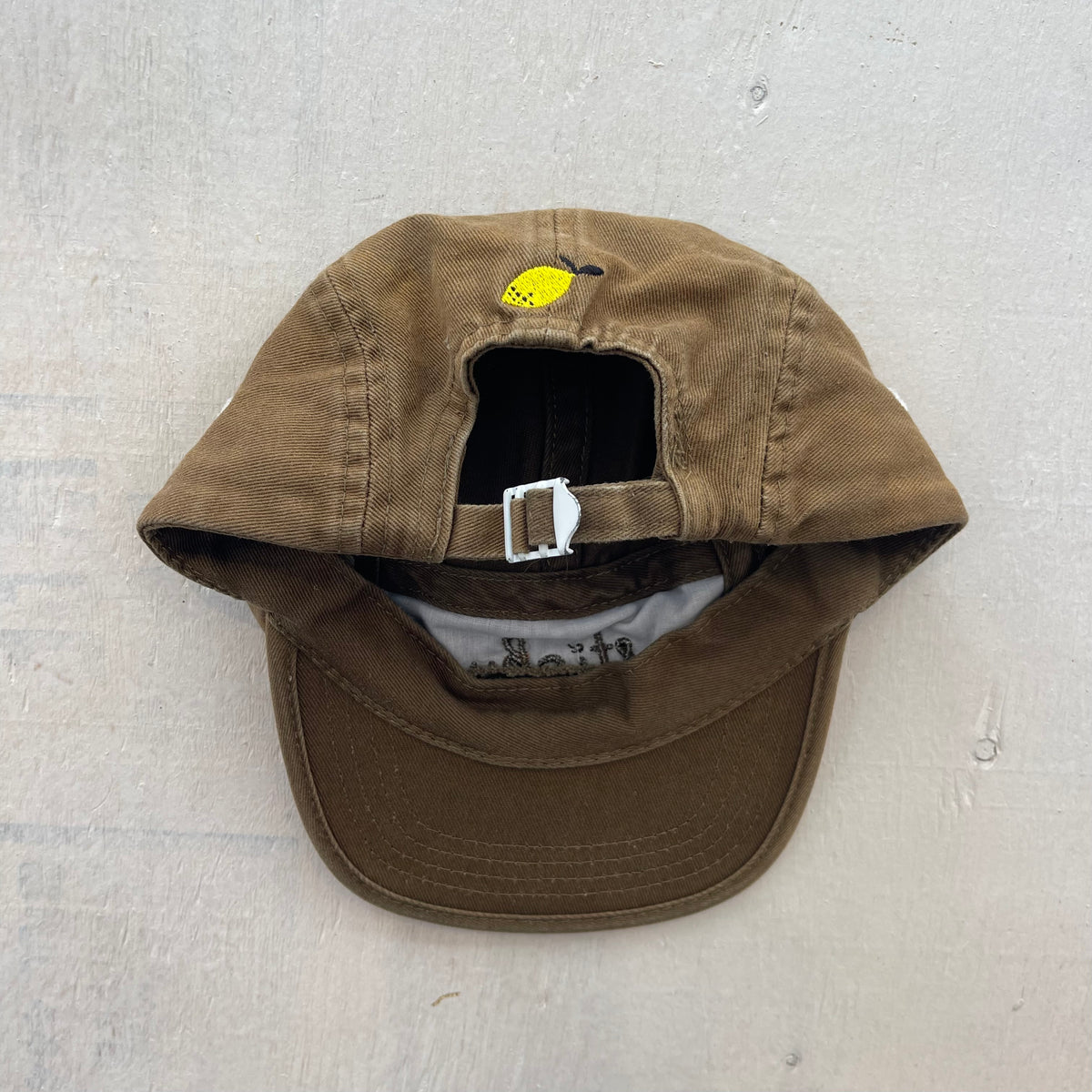 Casquette 5 panneaux, par Sticky Lemon