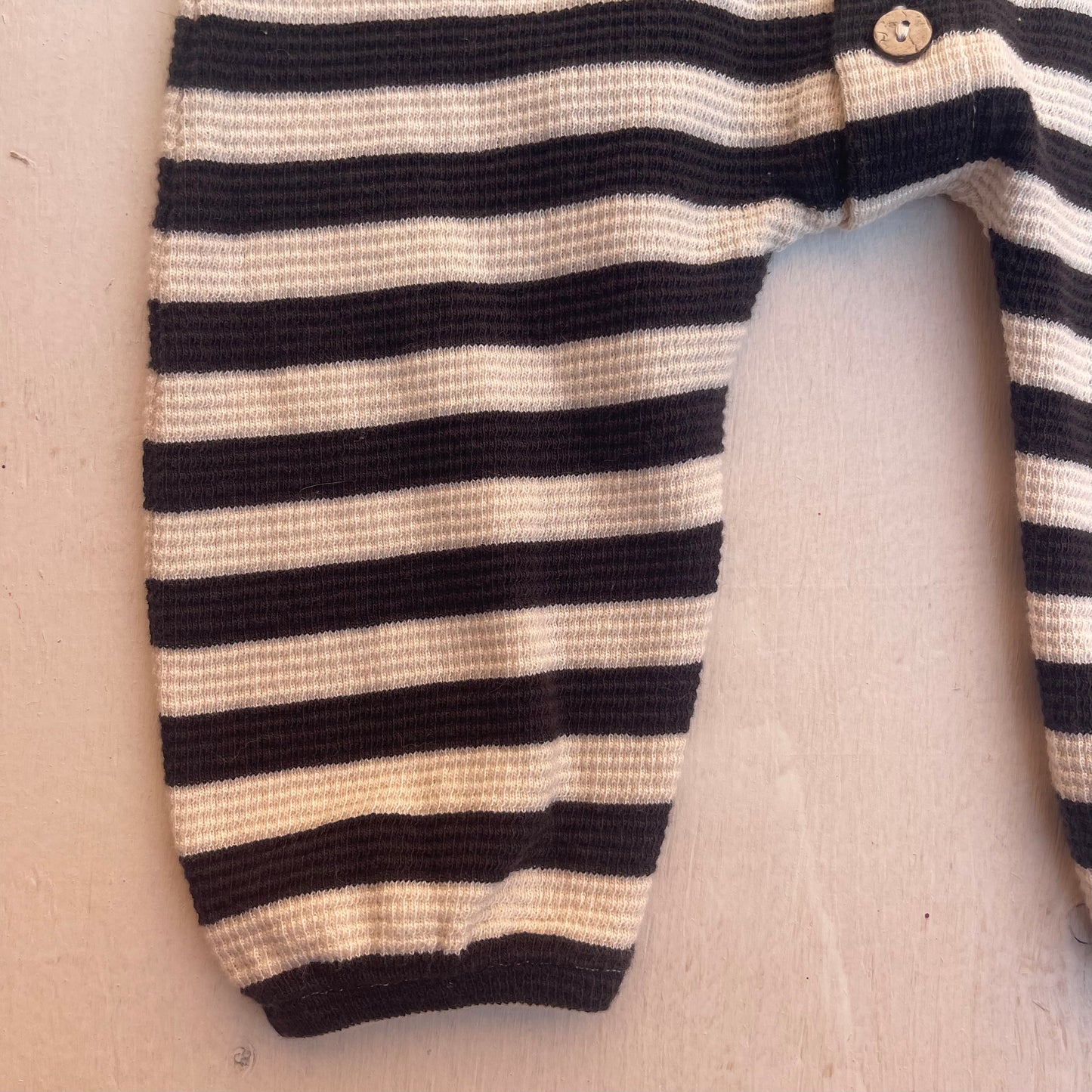 Combinaison gaufrée 3-6M, par Quincy Mae
