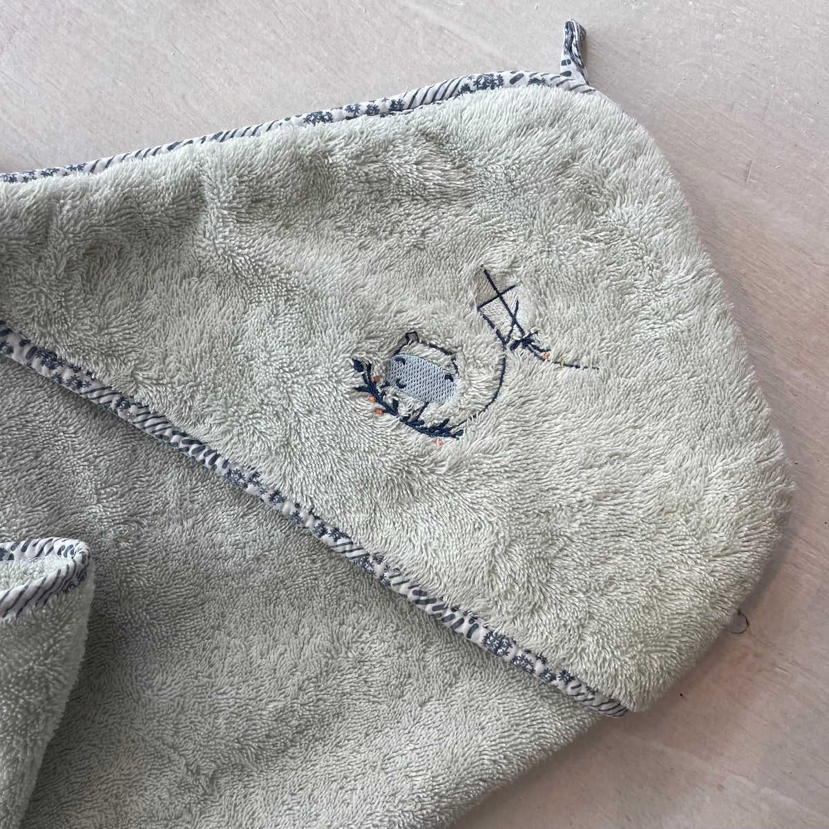 Serviette de bain, par Carré blanc
