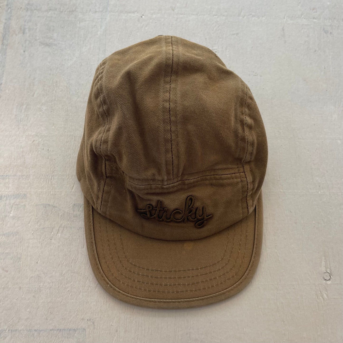 Casquette 5 panneaux, par Sticky Lemon