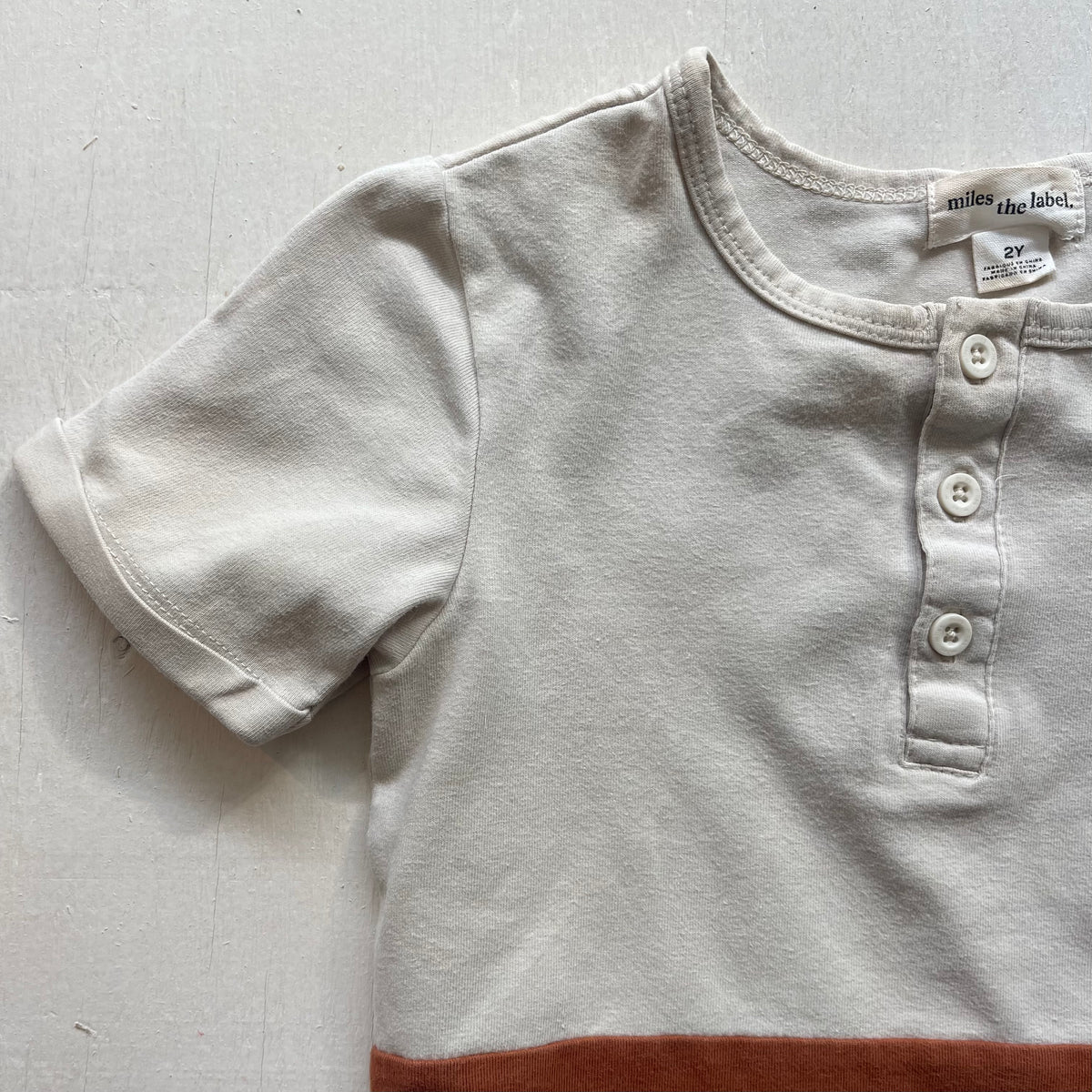 Haut Henley 9M, par Miles the Label