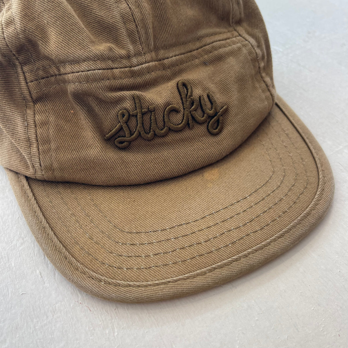 Casquette 5 panneaux, par Sticky Lemon