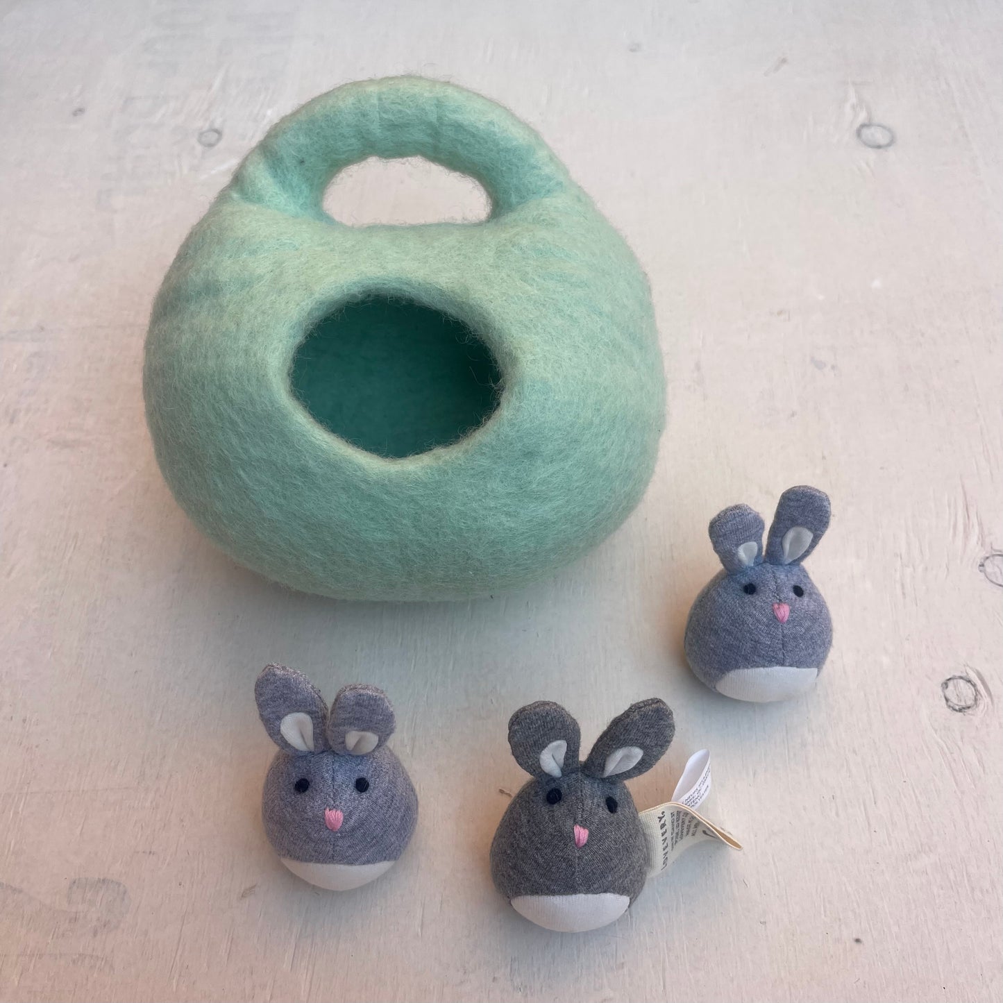 Jeu 3 lapins dans panier de feutre, par Lovevery